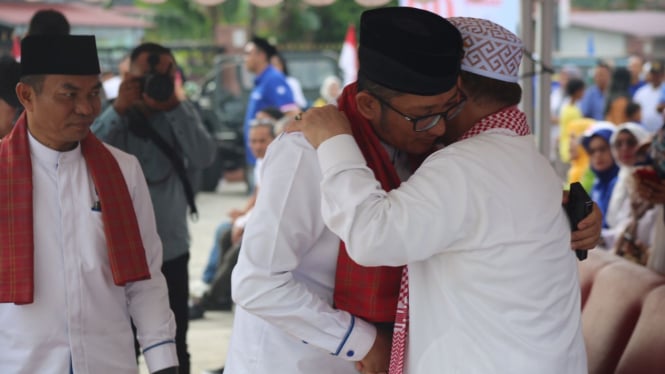 Hendri Septa bersama Hidayat jelang mendaftar ke KPU Padang