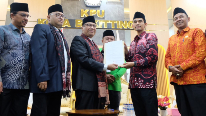 Paslon Marfendi dan Fauzan Hafiz Mendaftar ke KPU Bukittinggi