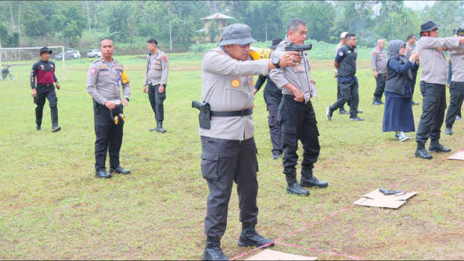 Kapolres Payakumbuh AKBP Ricky Ricardo saat latihan menembak