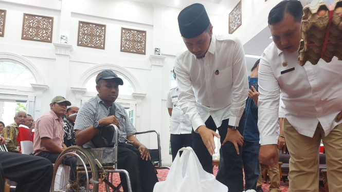 Wali Kota Bukittinggi, Erman Safar serahkan bantuan