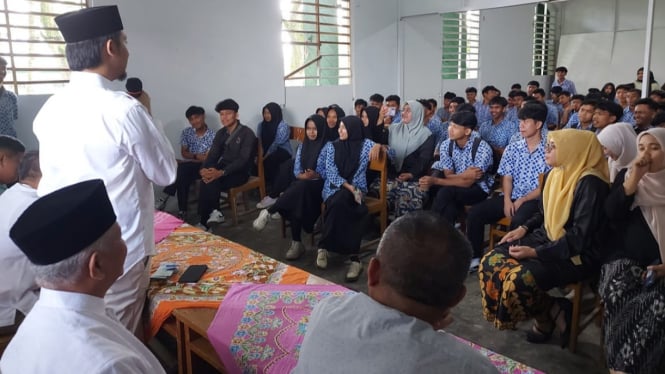 Wali Kota Bukittinggi, Erman Safar saat menyambangi SMA Pembangunan