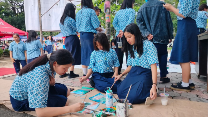 Anak-anak SMP Maria saat mengikuti Art Theraphy bersama Dangau Studio