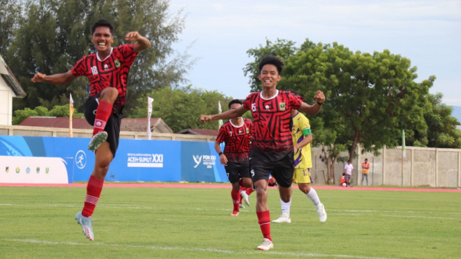 Dua pemain PON Sumbar selebrasi usai cetak gol saat lawan Gorontalo