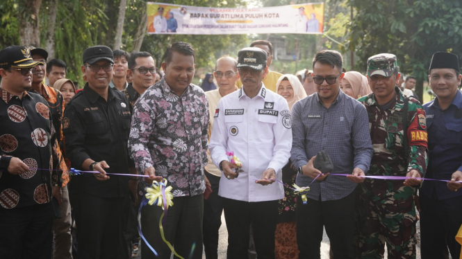 Bupati Safaruddin Dt. Bandaro Rajo saat meresmikan jalan Bukit Talao