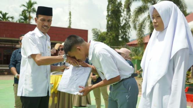 Pembagian Seragam Sekolah Gratis di Solsel