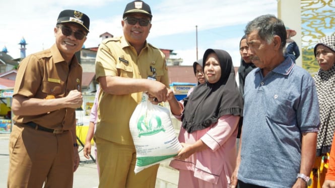 Penyaluran Bantuan di Solok Selatan