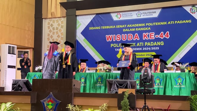 Wisuda Politeknik Ati Padang