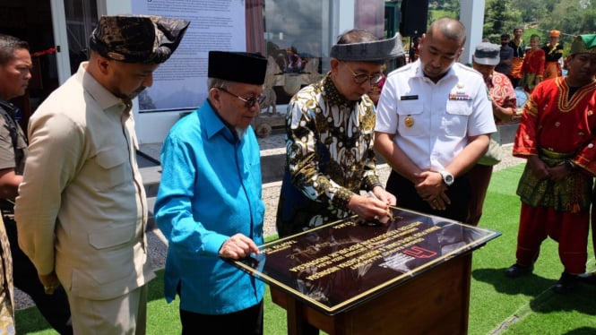 Menteri Kebudayaan Fadli Zon didampingi Wamen Giring & Taufiq Ismail