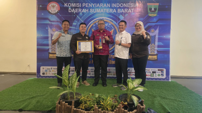 Jajaran Pemkab Solok Selatan usai menerima penghargaan KPID Sumbar