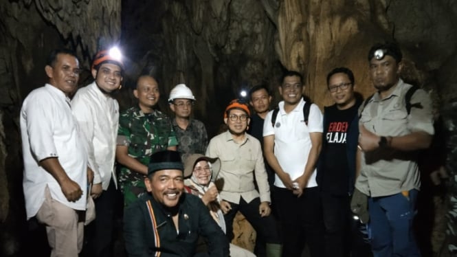 Fadli Zon bersama rombongan berfoto saat di Gua Lida Ajer