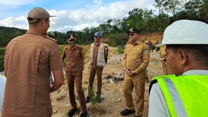 Bupati Solok Selatan Khairunas (tengah)