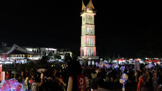 Suasana keramaian di Jam Gadang Bukittinggi jelang pergantian tahun