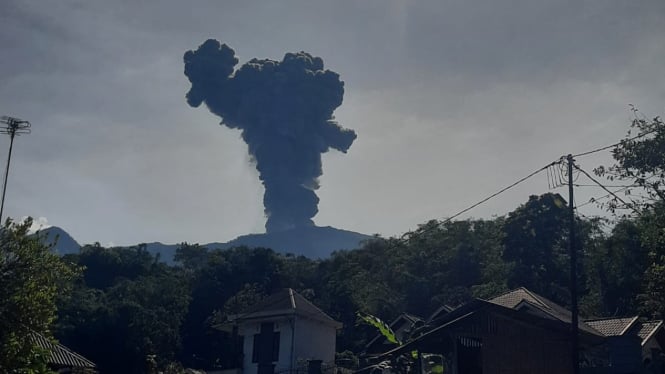 Gunung Marapi Sumbar kembali erupsi di awal tahun 2024