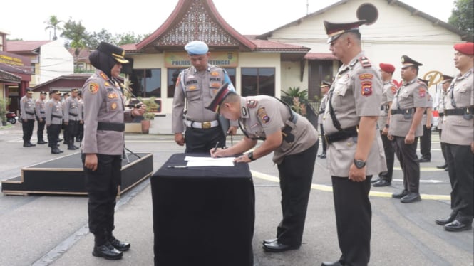 Serah terima jabatan di Polresta Bukittinggi