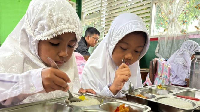 Siswa SD di Payakumbuh saat makan di Program MBG