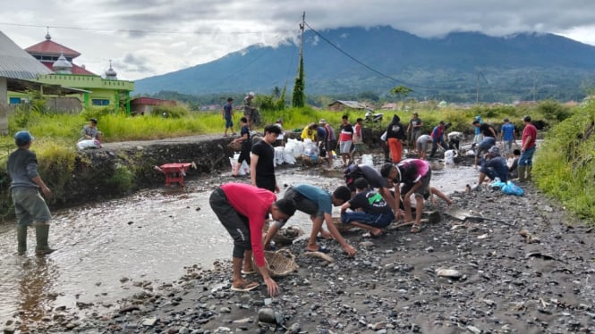 Warga dan Santri Goro di Agam