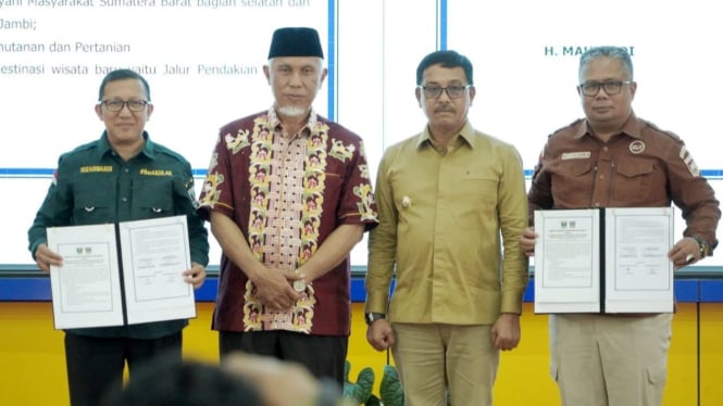 Bupati Solok Selatan Bersama Gubernur Sumatera Barat (tengah)