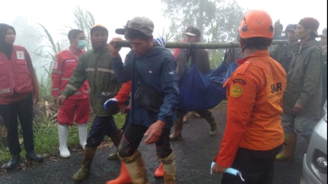 Evakuasi korban longsor Pekalongan