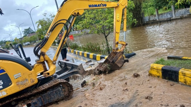 Alat Berat Diketahkan Membersihkan Material Banjir