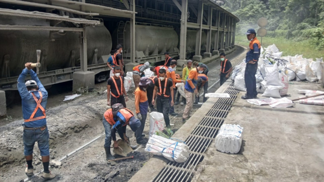 Pembersihan jalur bongkar di Teluk Bayur