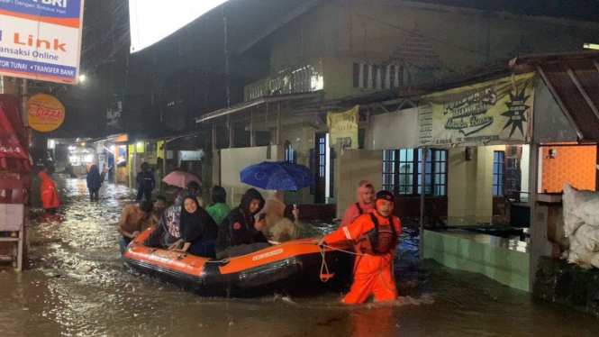 Evakuasi korban banjir Bogor