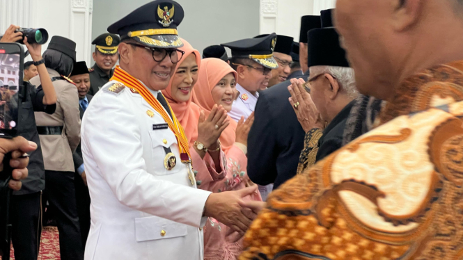 Wako Ramlan Nurmatias bersalaman usai sertijab