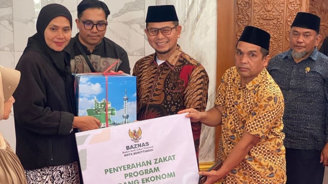 Wawako bersama Baznas Bukittinggi salurkan zakat