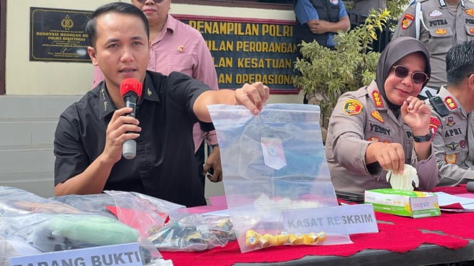 Kasat Reskrim perlihatkan barang bukti pengoplosan elpiji