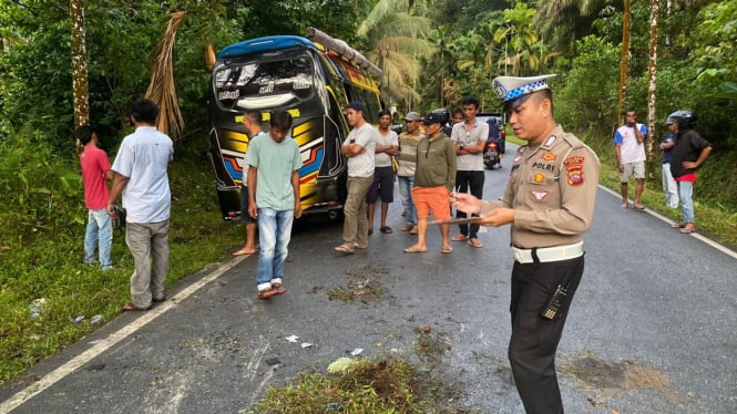 Petugas kepolisian saat berada di lokasi kecelakaan