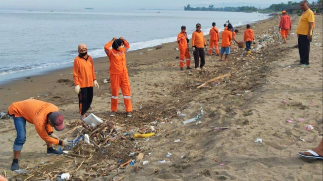 Pembersihan sampah di pantai Padang