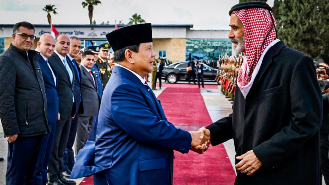 Presiden Prabowo Subianto (kiri)