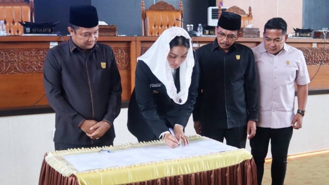 Annisa Suci Ramadhani (tengah)