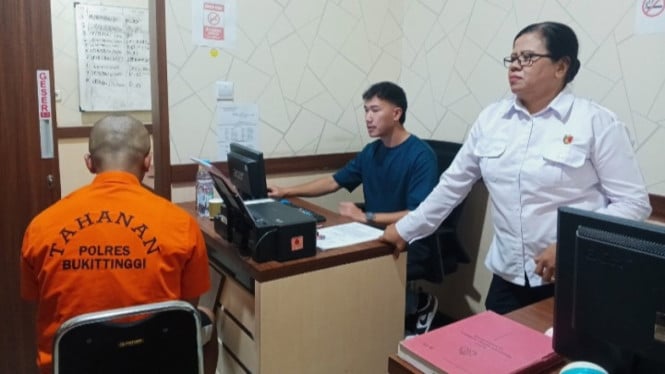 Tersangka RH saat diinterogasi oleh petugas kepolisian