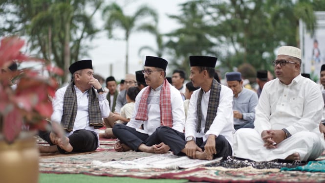 Bupati dan Wakil Bupati Solsel (tengah)