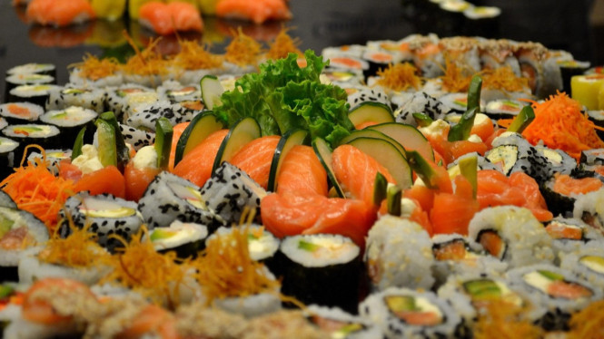 sushi makanan lezat