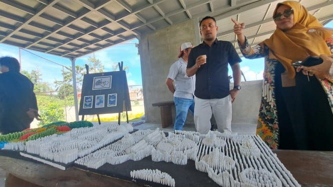 Wakil Rektor II dan Kaprodi tinjau pameran karya
