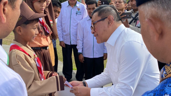 Wali Kota Bukittinggi, Ramlan Nurmatias serahkan bantuan