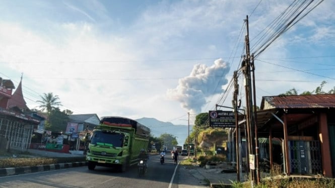 Erupsi Marapi terpantau dari Bypass Bukittinggi