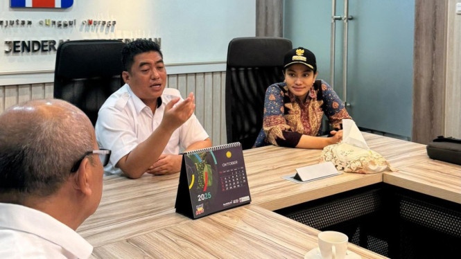 Bupati Dharmasraya Annisa Suci Ramadhani (kanan)