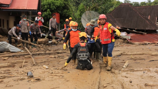 Evakuasi Korban Banjir Bandang Palembayan Agam