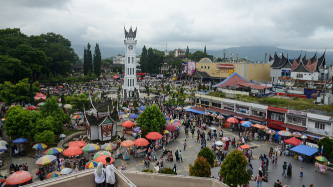 Pengunjung memadati kawasan pedestrian Jam Gadang, di Bukittinggi, Sumatera Barat