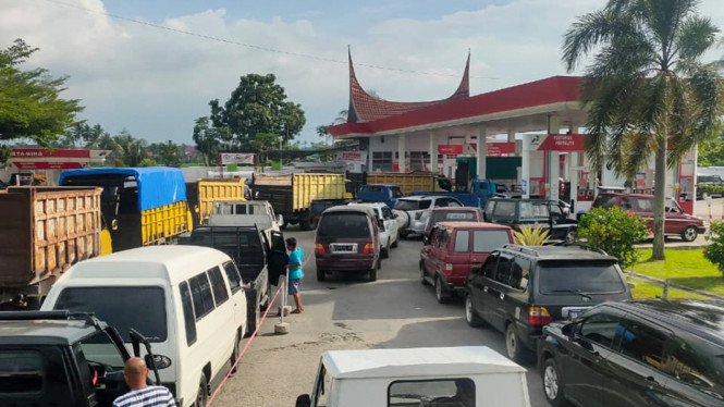 Ilustrasi pengisian BBM di SPBU Pertamina