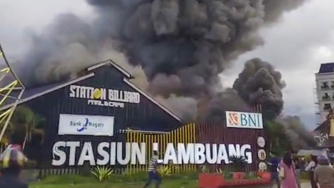 Kebakaran di area Simpang Stasiun Lambuang