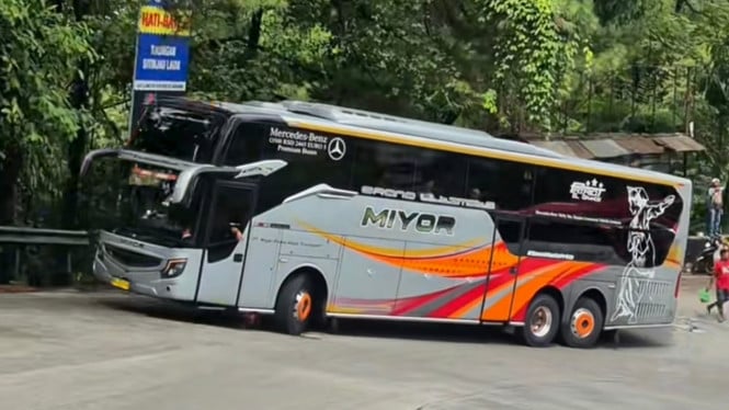 Bus Miyor saat melintasi Sitinjau Lauik