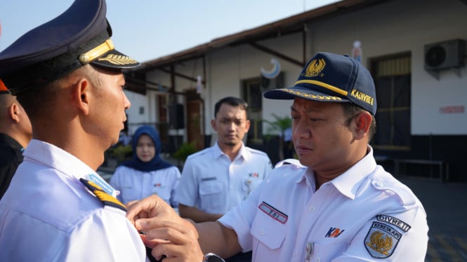 Kepala Divre II Sumbar, Muh Tri Setyawan (kanan)