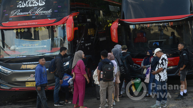 Penumpang bus tujuan Sumbar di terminal Baranangsiang Bogor