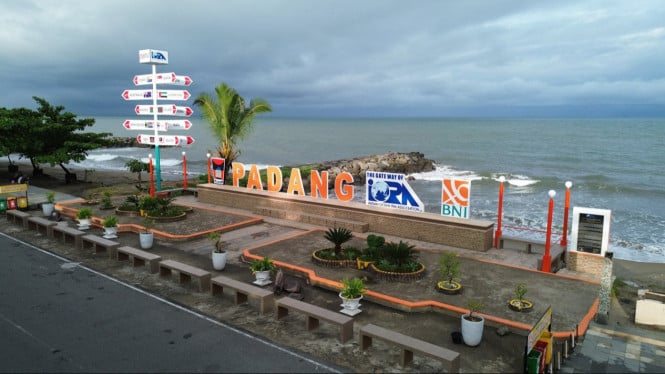 Suasana pantai Padang