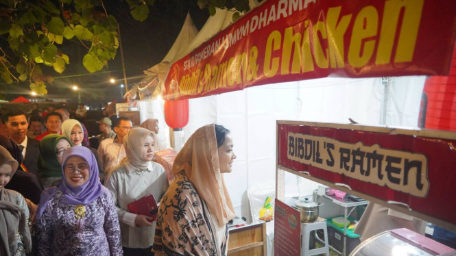 Bupati Dharmasraya saat menghadiri bazaar UMKM