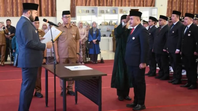 Wali Kota Padang, Fadly Amran, melantik Raju Minropa sebagai Sekretaris Daerah (Sekda) Kota Padang.