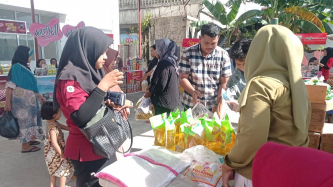 Pemerintah Kota (Pemko) Padang mengintensifkan upaya pengendalian inflasi melalui pelaksanaan Operasi Pasar Murah di tiga kecamatan, yaitu Kecamatan P